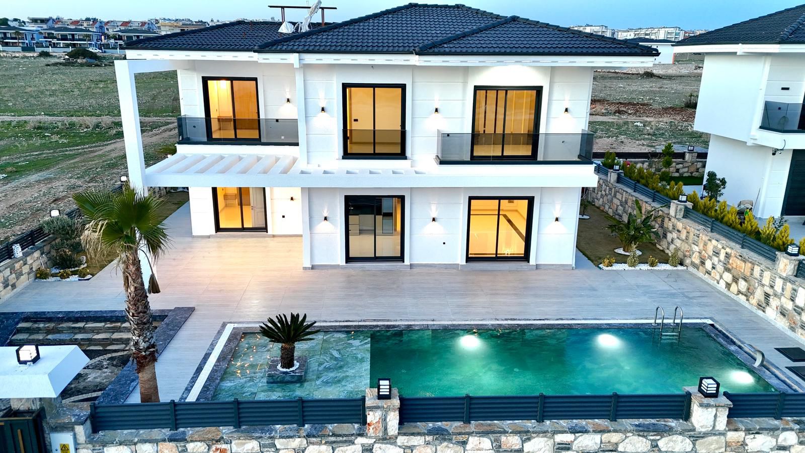 Didim Efeler Mahallesinde Satılık Ultra Lüks 4+1 Müstakil Villa