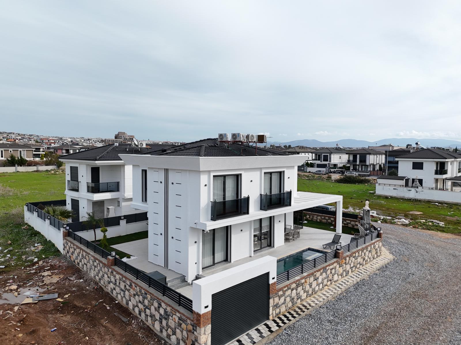 Didim Efeler Mahallesi’nde Köşe Konum 4+1 Full Eşyalı Lüks Villa