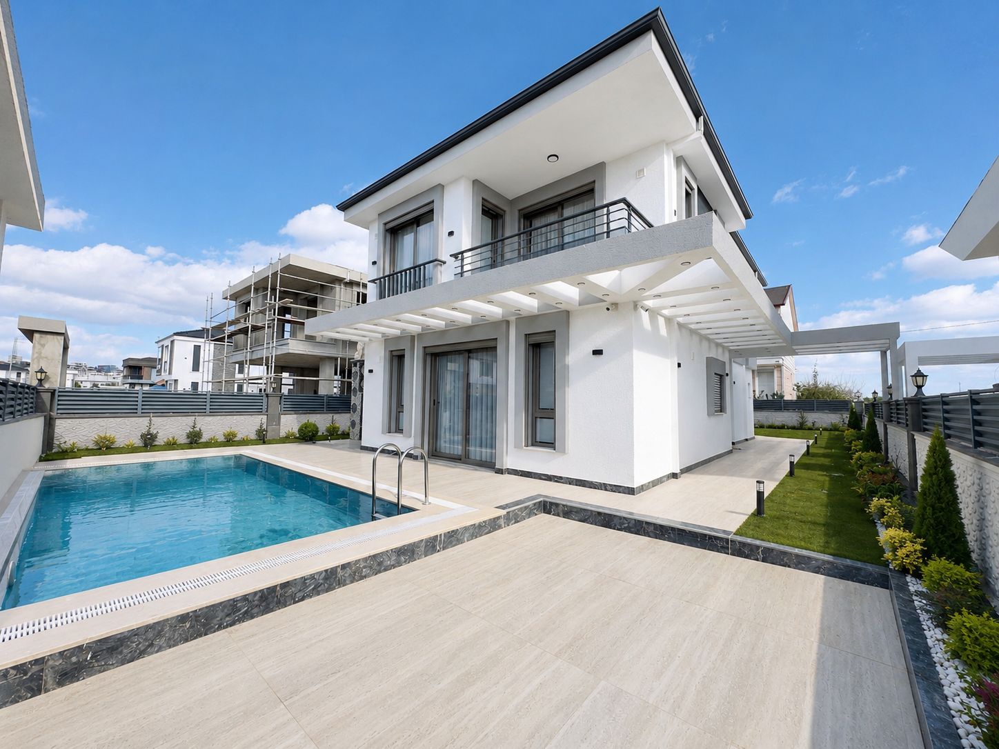 Didim Efeler Mahallesinde Satılık 4+1 Havuzlu Müstakil Villa
