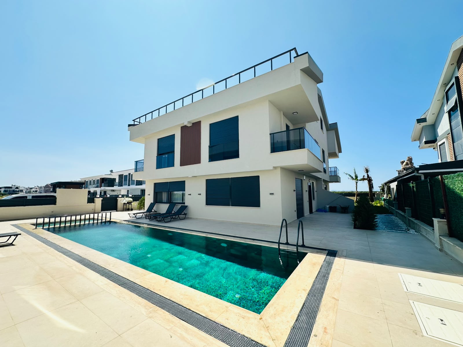 Didim Efeler Mahallesi’nde Ferah Site İçerisinde 3+1 Yazlık Havuzlu Villa