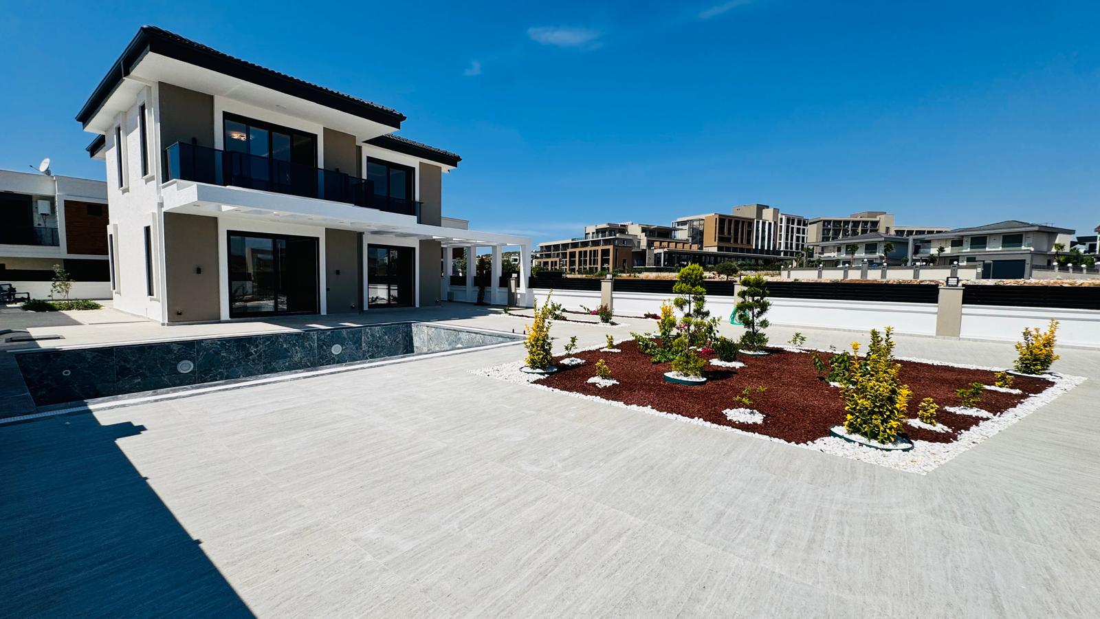 Efeler’de Devasa Bahçeli 500 M² Arsa İçinde Müstakil 4+1 Villa