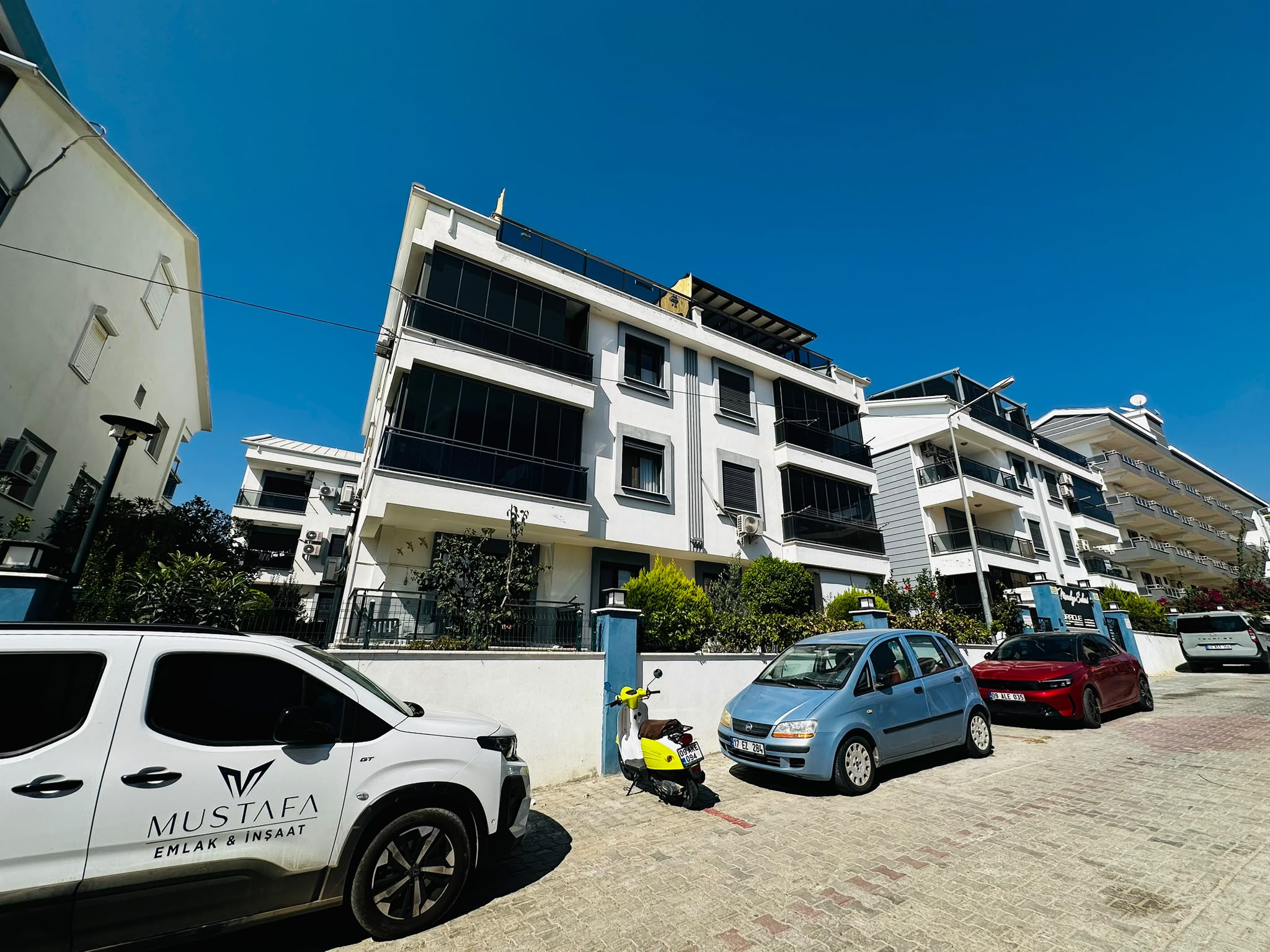 Efeler Mahallesi’nde, site içerisinde yer alan 3+1 açık mutfaklı dairemiz satılıktır.