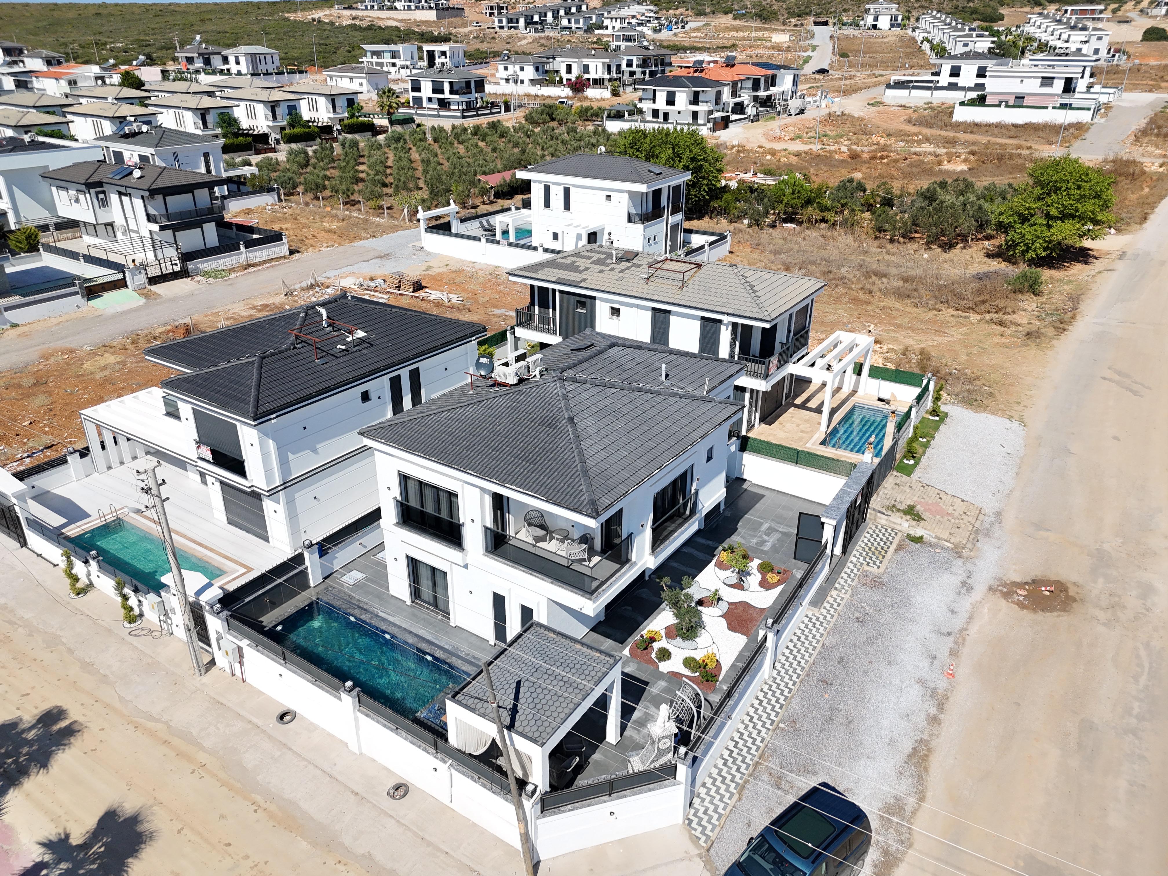 Didim Efeler’de Köşe Parsel Ultra Lüks 4+1 Villa