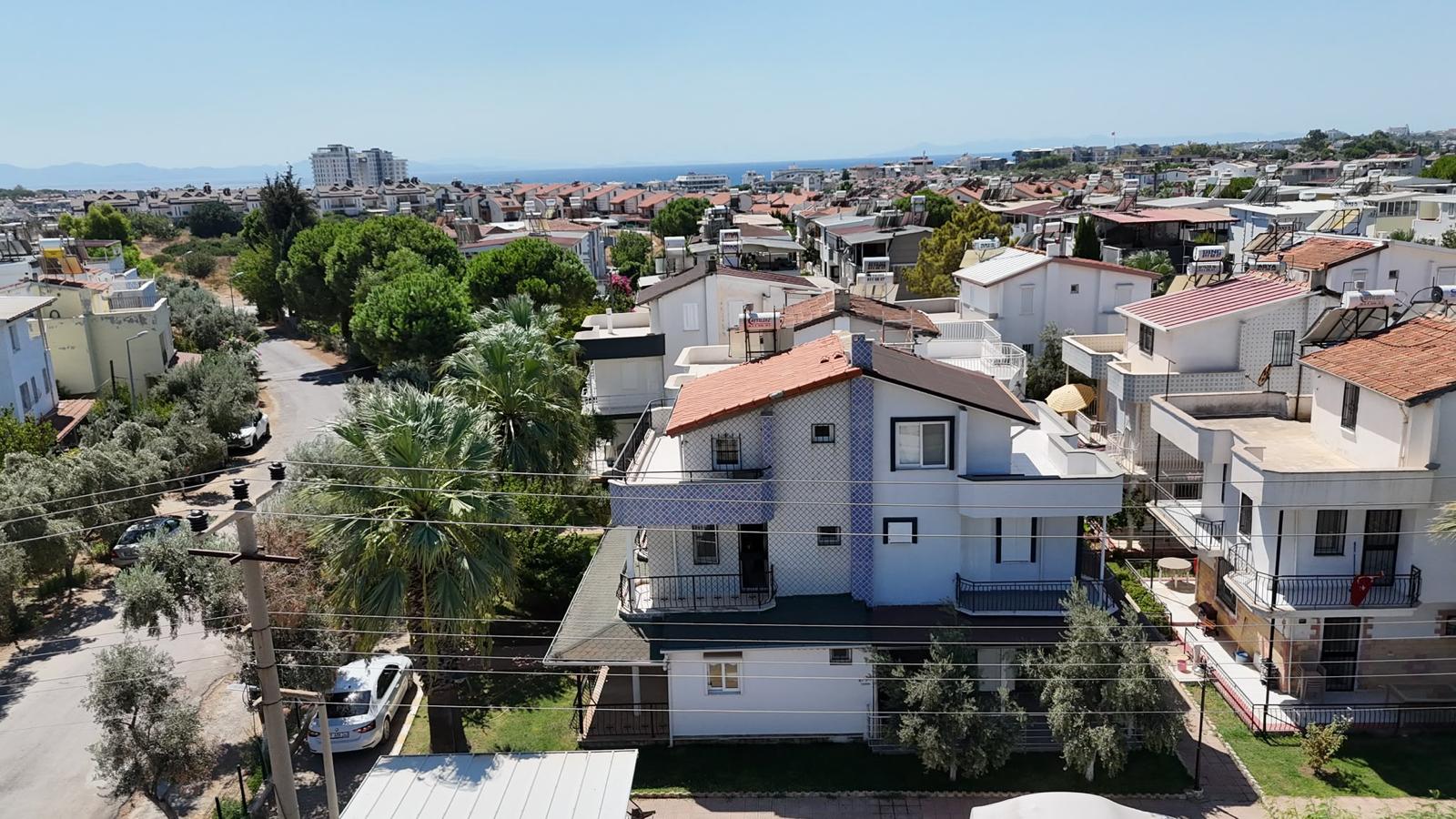 Altınkum’da Geniş Bahçeli, Köşe Konumda 3+1 Villa